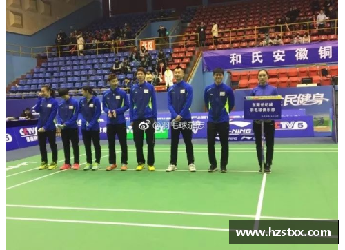 万金体育官网足球明星精彩瞬间手势合拍图展现球场魅力与团队精神